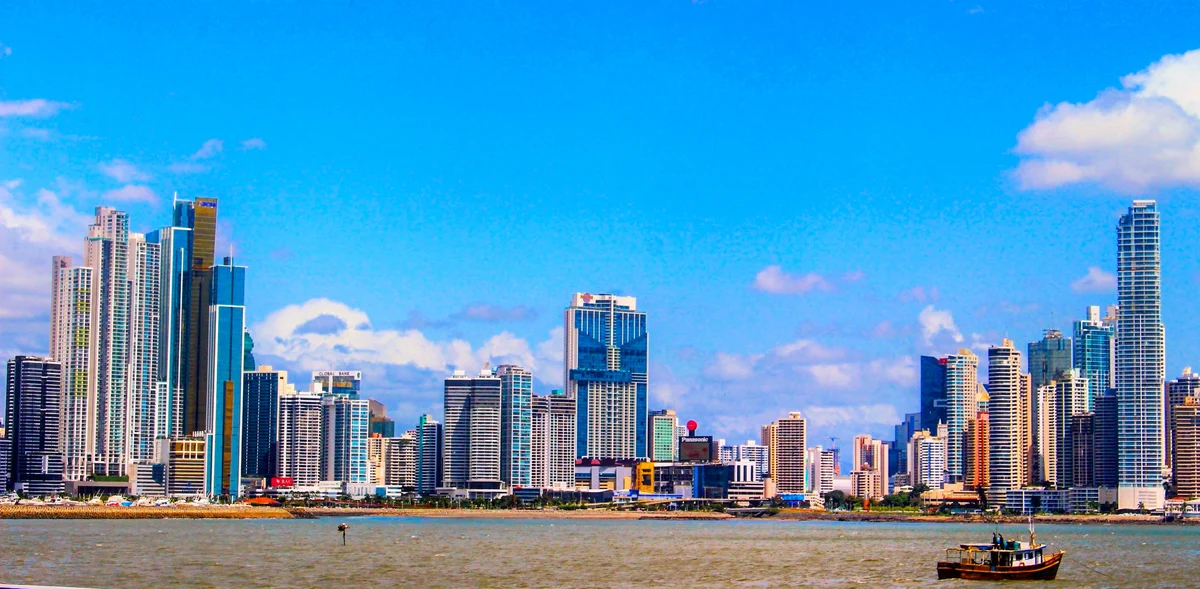 Rascacielos de Ciudad de Panamá junto a la bahía